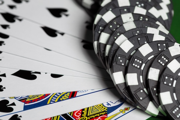 Игральные карты и фишки крупным планом